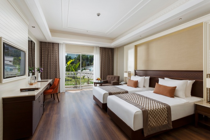 Havuzlu Deluxe Aile Odası